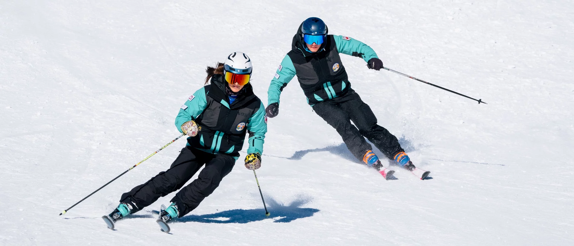 Zwei Skilehrer der ROC Skischule beim Carven