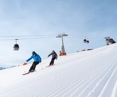 Skifahrer auf der Piste am Kronplatz
