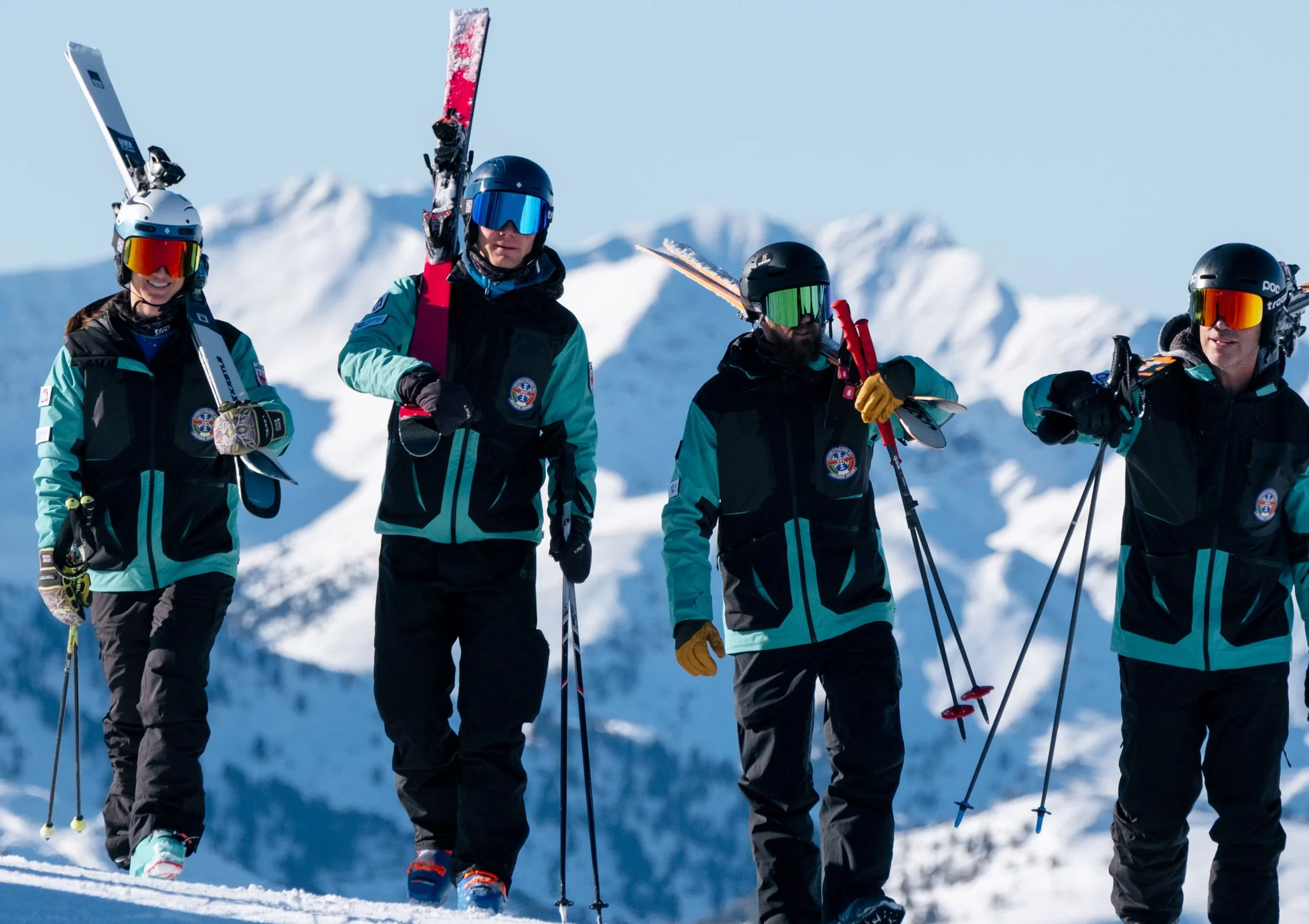 Das ROC Team mit Skiern auf der Schulter