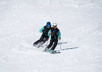 Zwei Skilehrer beim Carven