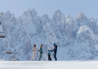 Gruppe vor Dolomiten-Panorama
